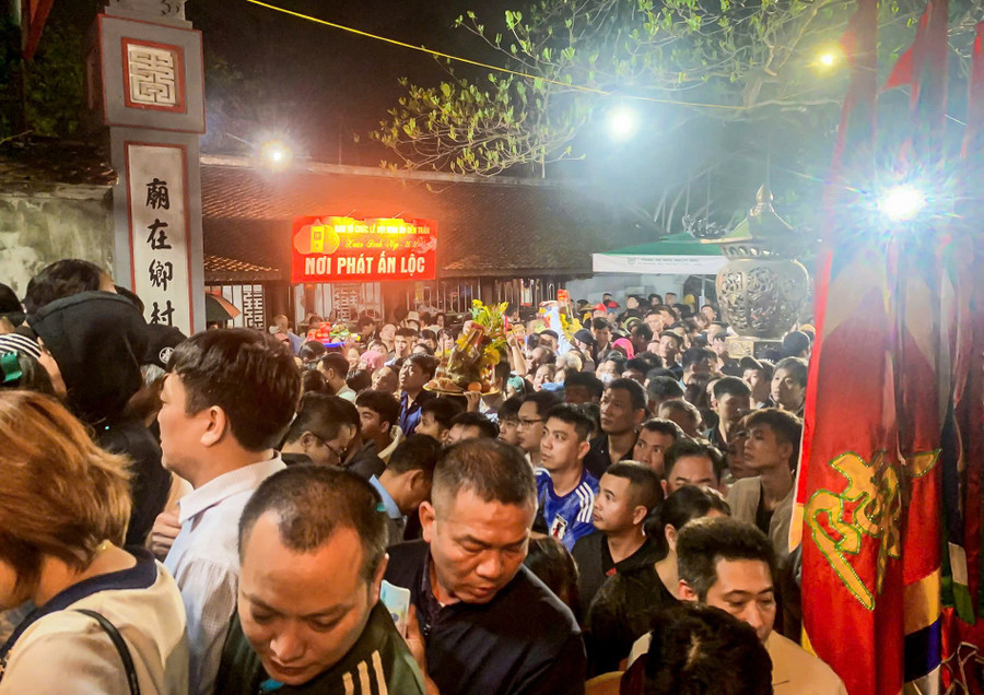 Người dân thức trắng đêm, đội mưa chờ xin ấn Đền Trần