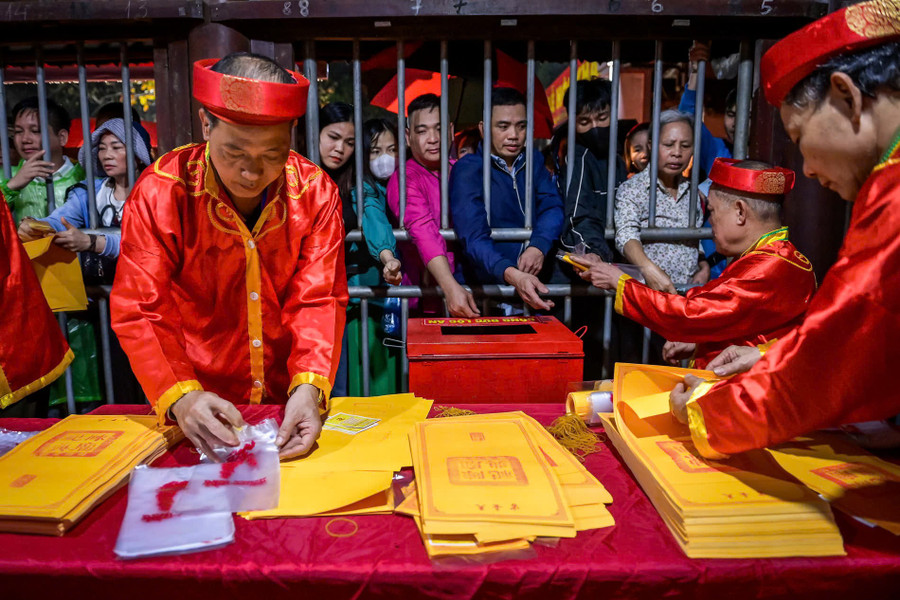 Người dân thức trắng đêm, đội mưa chờ xin ấn Đền Trần