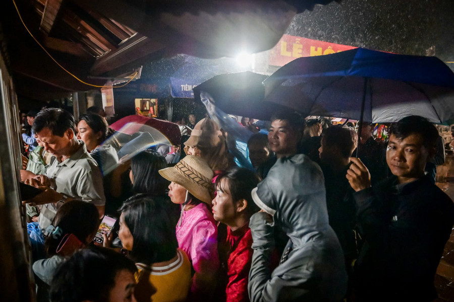 Người dân thức trắng đêm, đội mưa chờ xin ấn Đền Trần