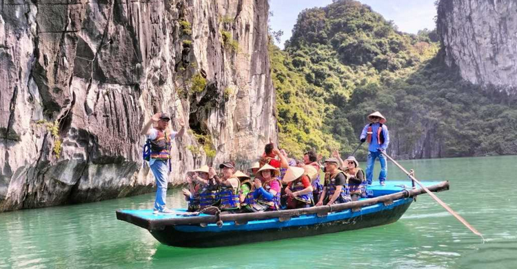 Quảng Ninh: Tập trung nguồn lực bảo vệ môi trường Vịnh Hạ Long Quảng Ninh: Tập trung nguồn lực bảo vệ môi trường Vịnh Hạ Long