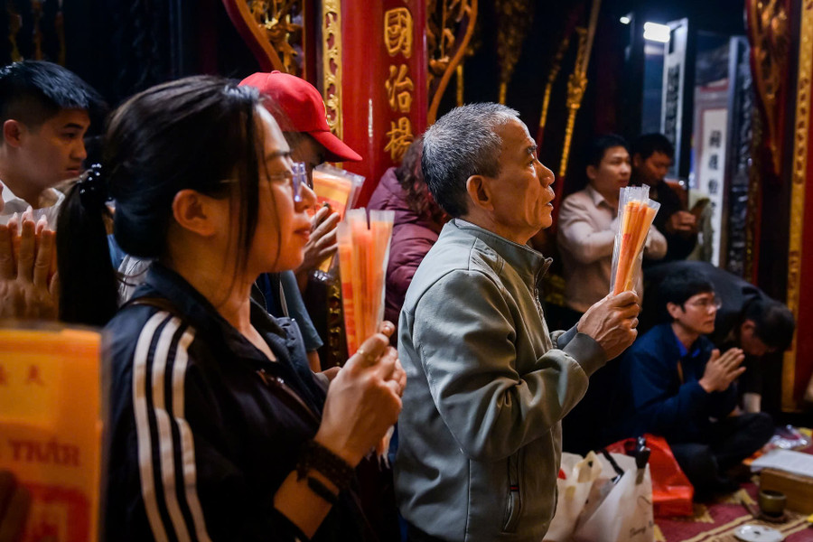 Người dân thức trắng đêm, đội mưa chờ xin ấn Đền Trần