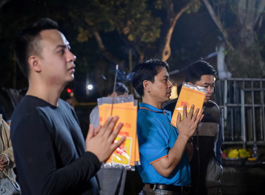 Người dân thức trắng đêm, đội mưa chờ xin ấn Đền Trần