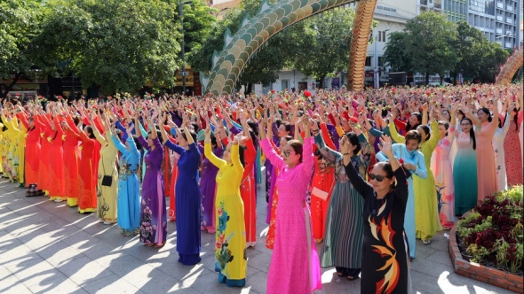 3.000 người đồng diễn áo dài tại phố đi bộ Nguyễn Huệ dịp 8/3