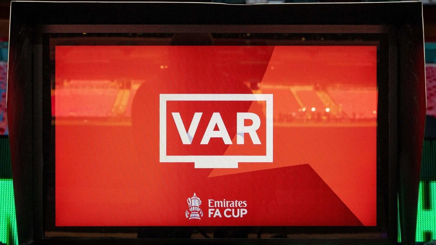 VAR gây tranh cãi ở Cup FA