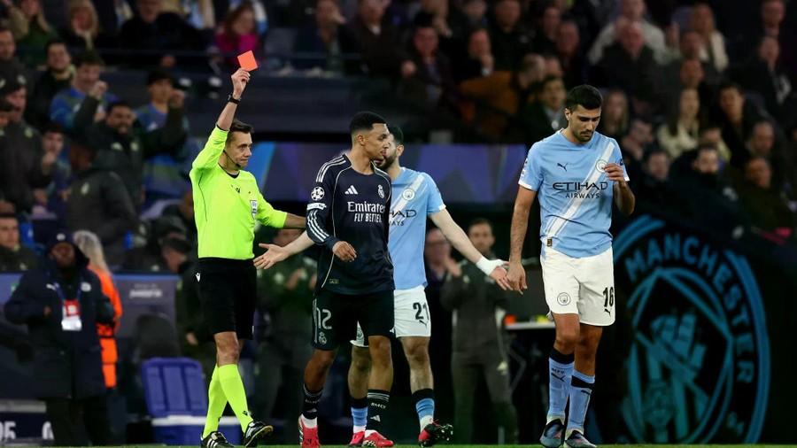 Silva "gây họa", Man City cay đắng rời Champions League
