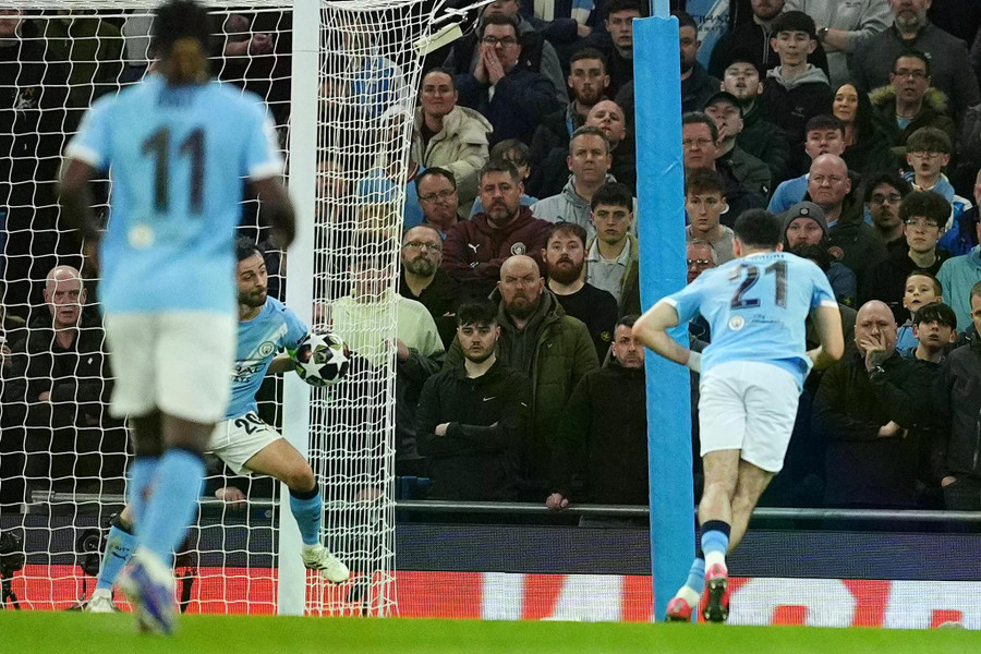 Silva "gây họa", Man City cay đắng rời Champions League