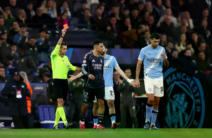 Silva "gây họa", Man City cay đắng rời Champions League