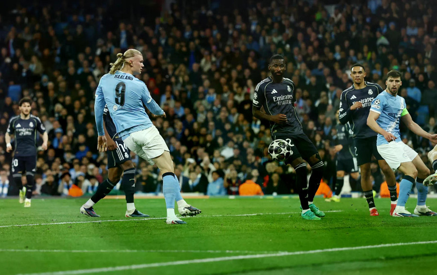 Silva "gây họa", Man City cay đắng rời Champions League