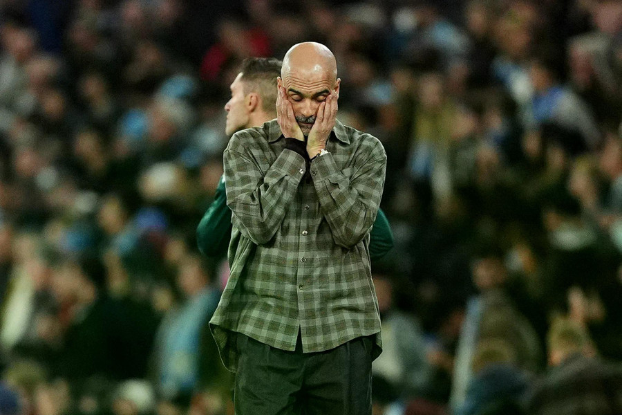 Silva "gây họa", Man City cay đắng rời Champions League