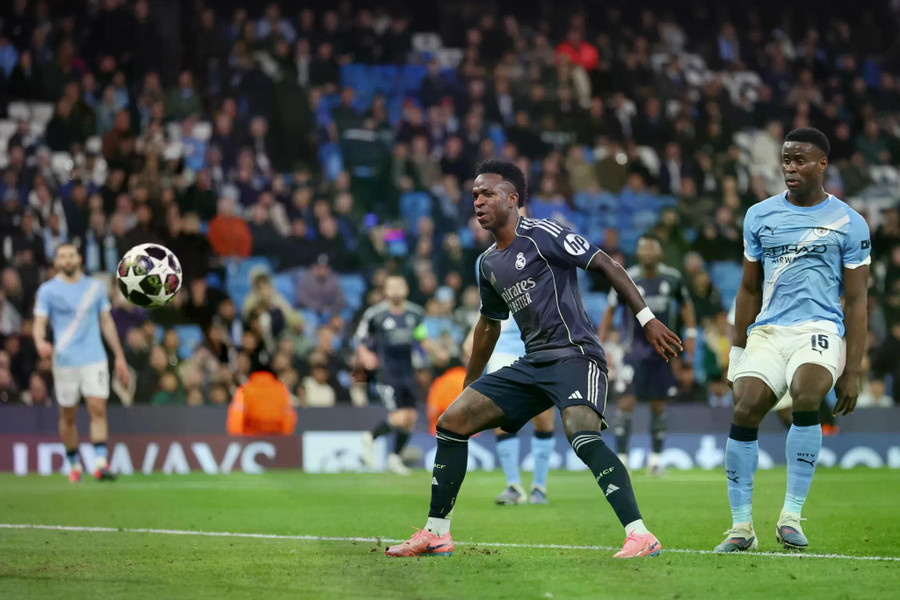 Silva "gây họa", Man City cay đắng rời Champions League