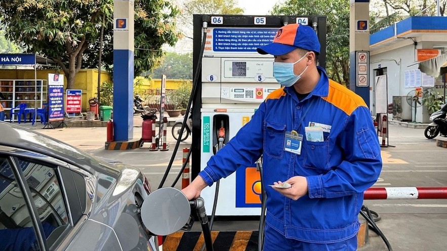 Giá xăng dầu chỉ được điều chỉnh ngay sau 1 ngày khi giá cơ sở tăng từ 15% trở lên