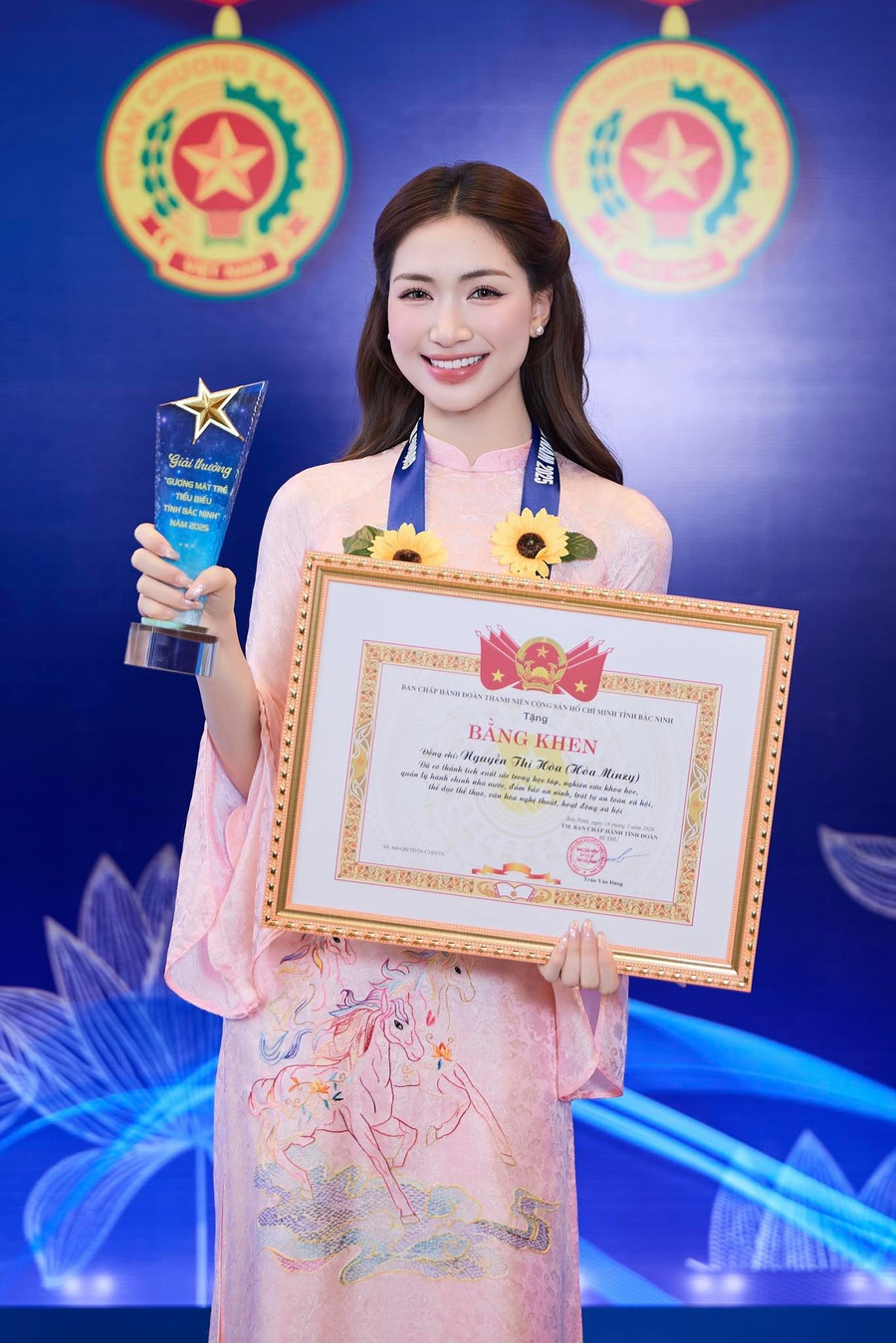 Hòa Minzy đón ‘tin vui" sau khi lọt top 10 Gương mặt trẻ Việt Nam tiêu biểu