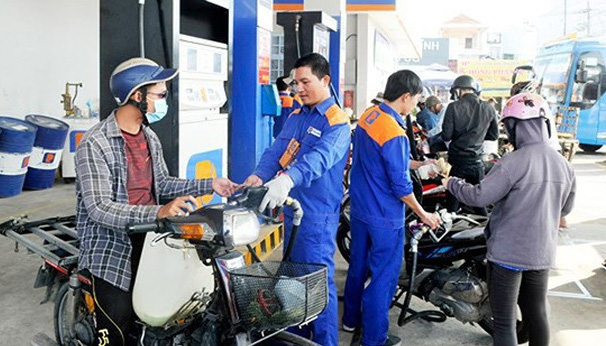 Giá xăng dầu hôm nay 273 Giá dầu thế giới tăng sốc gần 6 trong nước giảm sâu nhờ chính sách thuế