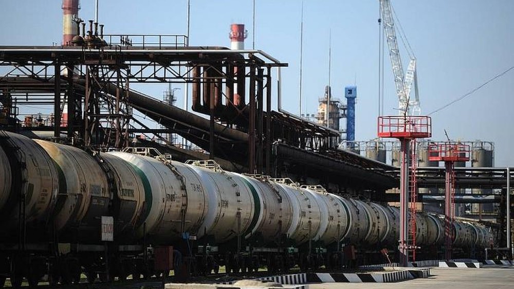 Giá xăng dầu hôm nay 30/3: Dầu thế giới neo cao