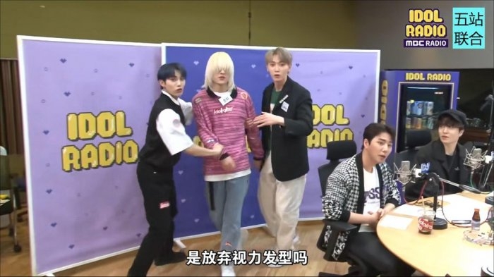 Thần tượng xứ Hàn để lộ nhan sắc cực phẩm sau khi bỏ đi kiểu tóc giấu mặt Thần tượng xứ Hàn để lộ nhan sắc cực phẩm sau khi bỏ đi kiểu tóc giấu mặt