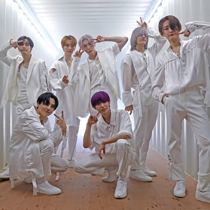 Thần tượng xứ Hàn để lộ nhan sắc cực phẩm sau khi bỏ đi kiểu tóc giấu mặt Thần tượng xứ Hàn để lộ nhan sắc cực phẩm sau khi bỏ đi kiểu tóc giấu mặt