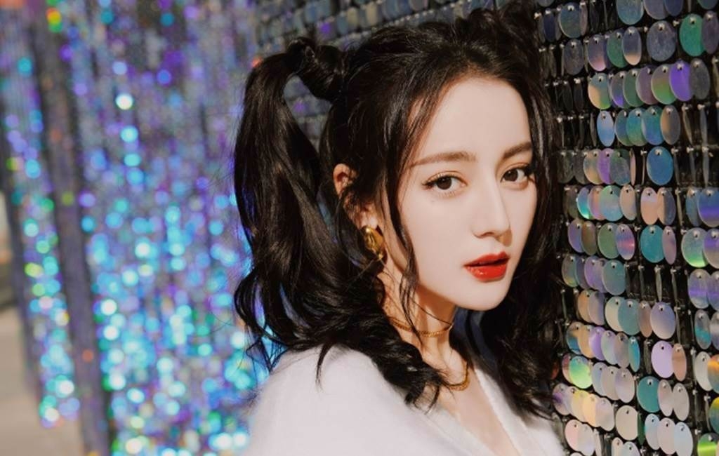 Địch Lệ Nhiệt Ba hóa nữ thần với váy hở lưng quyến rũ Địch Lệ Nhiệt Ba hóa nữ thần với váy hở lưng quyến rũ