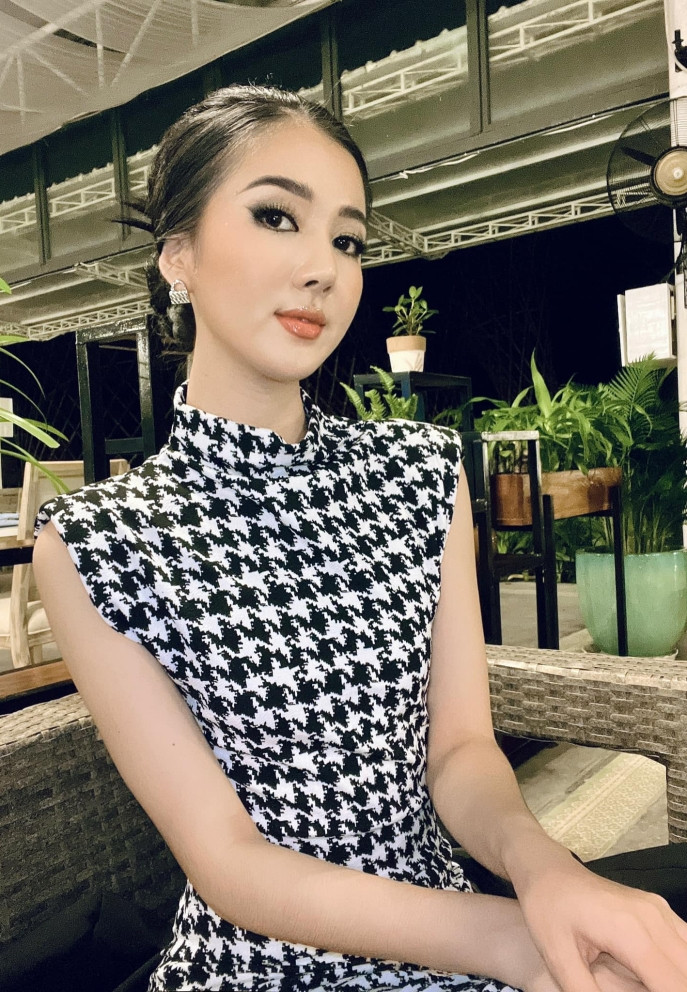 Bạn gái kém 17 tuổi của Hồ Quang Hiếu: cao 1m80, thân hình nóng bỏng Bạn gái kém 17 tuổi của Hồ Quang Hiếu: cao 1m80, thân hình nóng bỏng