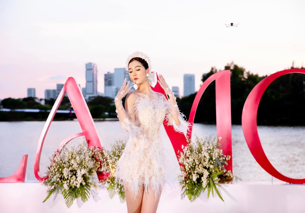 Bạn gái kém 17 tuổi của Hồ Quang Hiếu: cao 1m80, thân hình nóng bỏng Bạn gái kém 17 tuổi của Hồ Quang Hiếu: cao 1m80, thân hình nóng bỏng