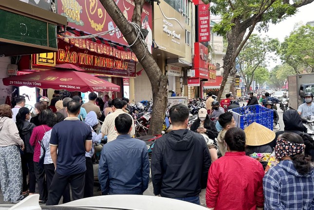 Người H&agrave; Nội &ugrave;n &ugrave;n đi b&aacute;n v&agrave;ng ảnh 1