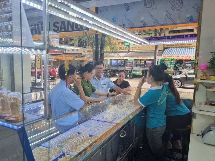 Giữa bão giá vàng, Quản lý thị trường đồng loạt kiểm tra tiệm vàng tại TP.HCM
