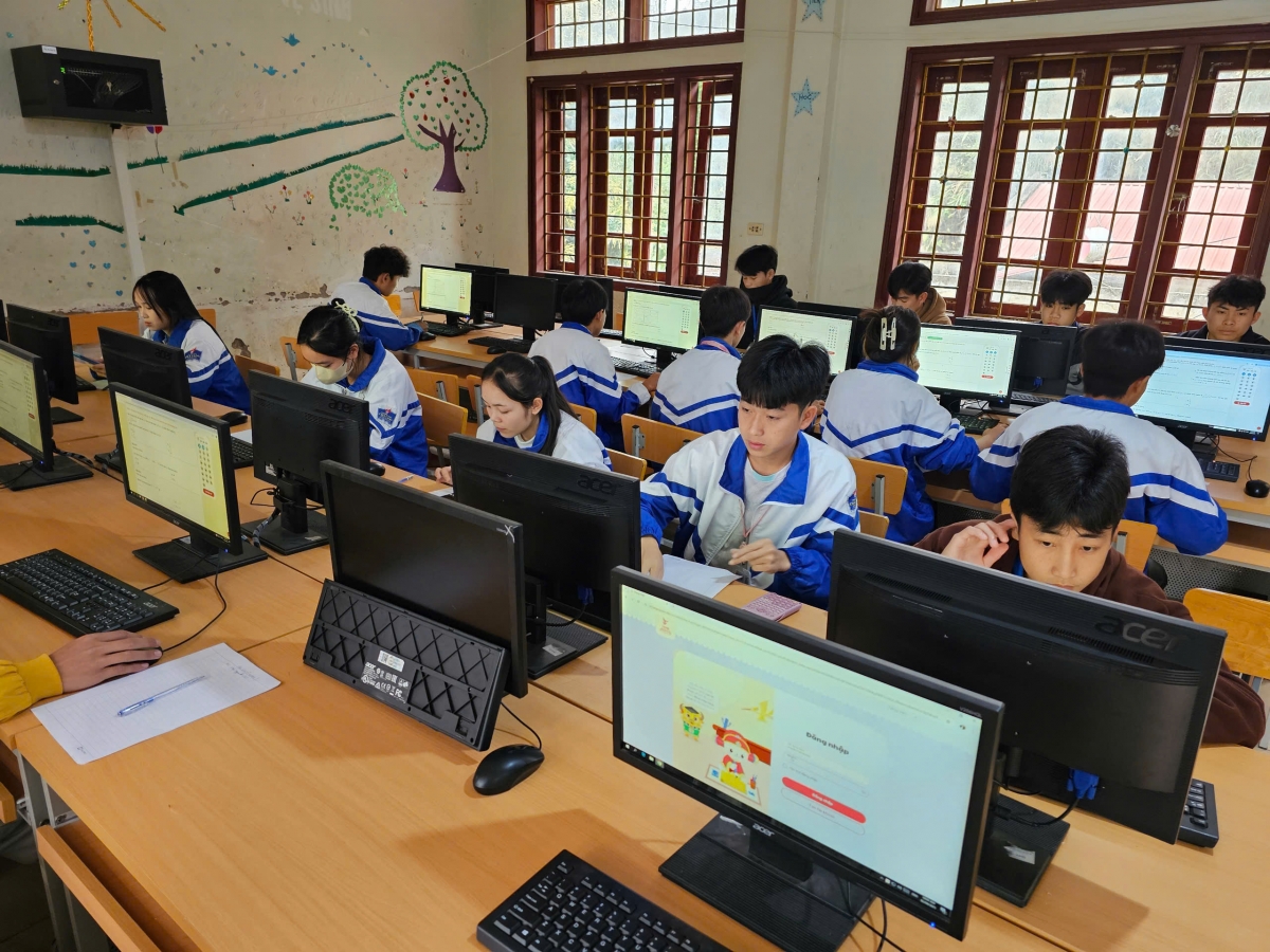 Hàng ngàn học sinh trên cả nước tham gia thi thử tốt nghiệp THPT môn Toán