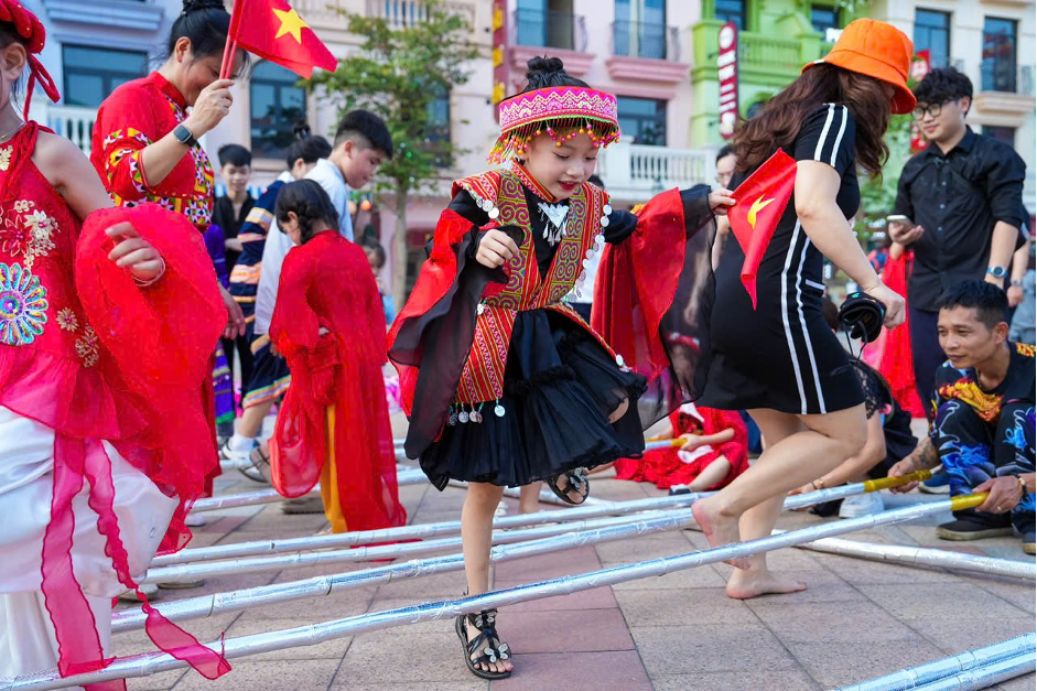 Việt phục hành – Hành trình lan toả hồn Việt, gieo mầm lòng yêu nước Việt phục hành – Hành trình lan toả hồn Việt, gieo mầm lòng yêu nước