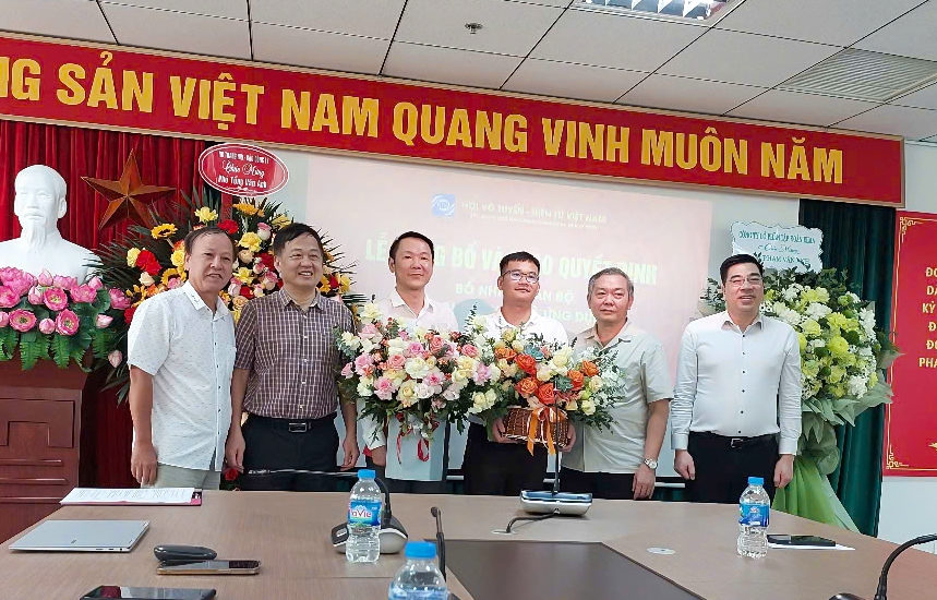 Nhà báo Phạm Văn Anh được bổ nhiệm làm Phó Tổng Biên tập Tạp chí Điện tử và Ứng dụng Nhà báo Phạm Văn Anh được bổ nhiệm làm Phó Tổng Biên tập Tạp chí Điện tử và Ứng dụng