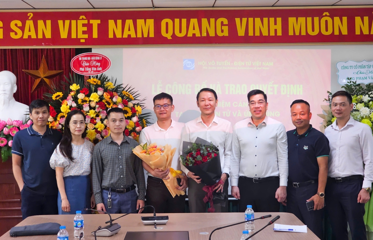 Nhà báo Phạm Văn Anh được bổ nhiệm làm Phó Tổng Biên tập Tạp chí Điện tử và Ứng dụng Nhà báo Phạm Văn Anh được bổ nhiệm làm Phó Tổng Biên tập Tạp chí Điện tử và Ứng dụng
