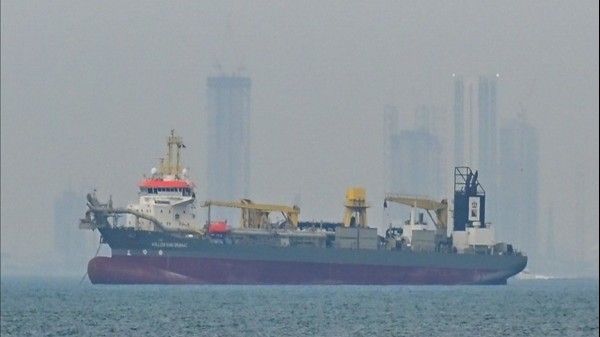 Tàu chở LNG của Nhật Bản vượt qua eo biển Hormuz