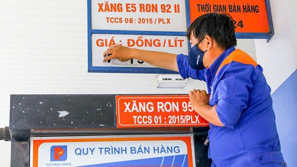 Giá xăng dầu hôm nay 4/4: Trong nước tiếp tục tăng mạnh, vượt mốc 26.000 đồng/lít