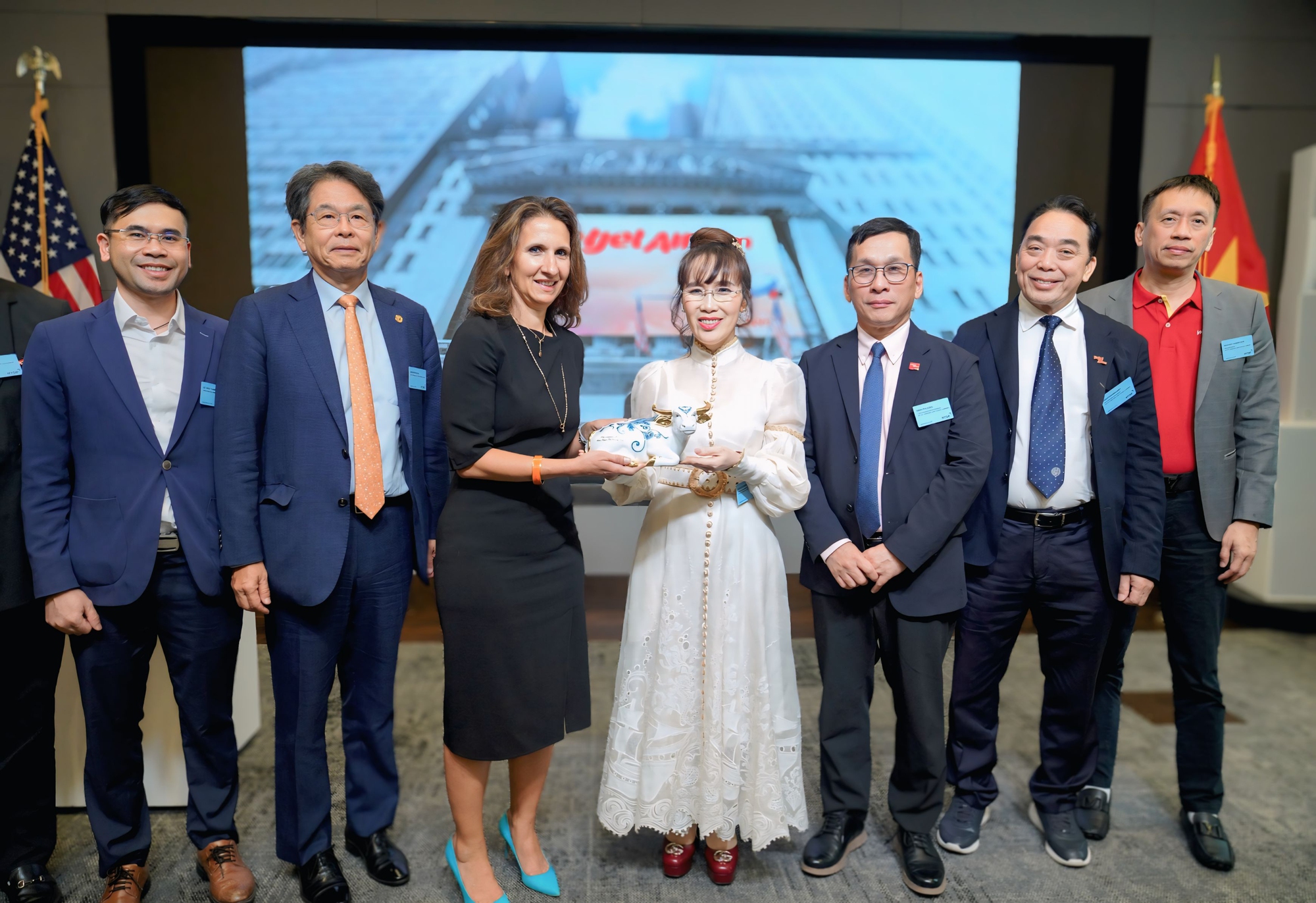 Anh hùng Lao động Nguyễn Thị Phương Thảo: Doanh nghiệp đồng hành với Chính phủ để kiến tạo tương lai cho kỷ nguyên mới Anh hùng Lao động Nguyễn Thị Phương Thảo: Doanh nghiệp đồng hành với Chính phủ để kiến tạo tương lai cho kỷ nguyên mới