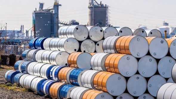 Giá xăng dầu hôm nay 16/4: Dầu thế giới giằng co