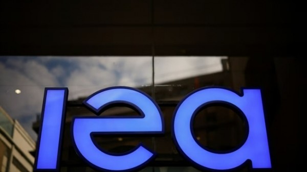 IEA: Nguồn cung và nhu cầu dầu sẽ giảm trong năm nay