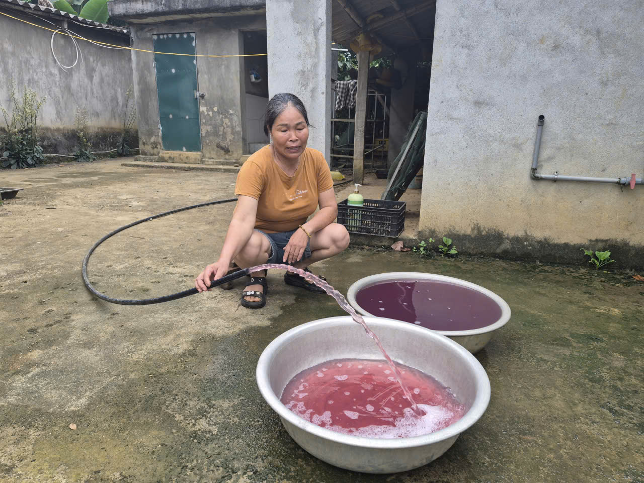 Thanh Hóa: Nước giếng hàng chục hộ dân xã Thạch Quảng đổi màu tím bất thường