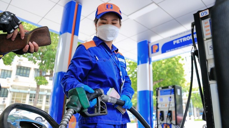 Giá xăng dầu trong nước tiếp tục giảm
