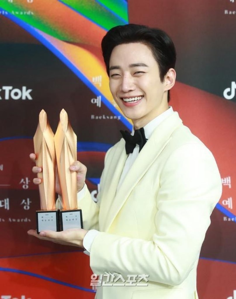 Sao Hàn hôm nay 8/5: Bộ đôi YoonA và Seohyun (SNSD) rạng rỡ hội ngộ tại Baeksang Art Awards 2022 Sao Hàn hôm nay 8/5: Bộ đôi YoonA và Seohyun (SNSD) rạng rỡ hội ngộ tại Baeksang Art Awards 2022