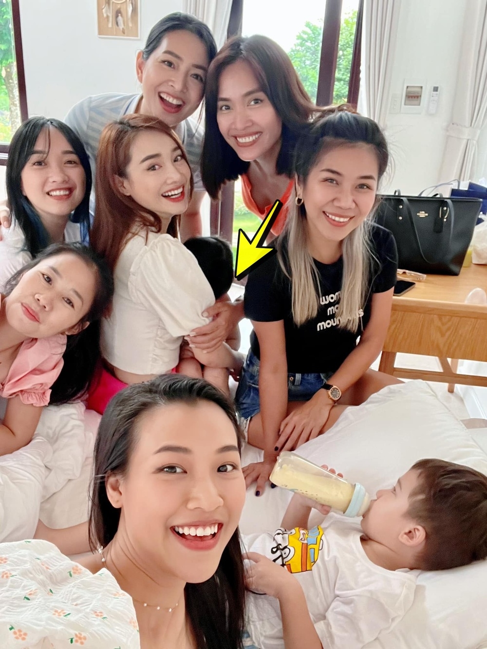 Sao Việt hôm nay 17/5: Hòa Minzy xuất hiện cùng các VĐV đội tuyển bóng chuyền nữ