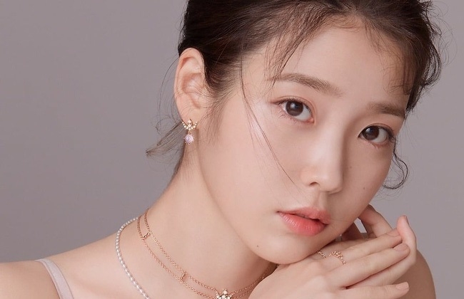 Sao Hàn hôm nay 26/5: Hàng nghìn fan vây kín sân bay chào đón IU sang Pháp dự Liên hoan phim Cannes