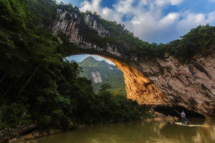 Trung Quốc: Cây cầu thiên nhiên kỳ lạ "Tiên Nhân" bắc ngang qua hai ngọn núi Trung Quốc: Cây cầu thiên nhiên kỳ lạ "Tiên Nhân" bắc ngang qua hai ngọn núi