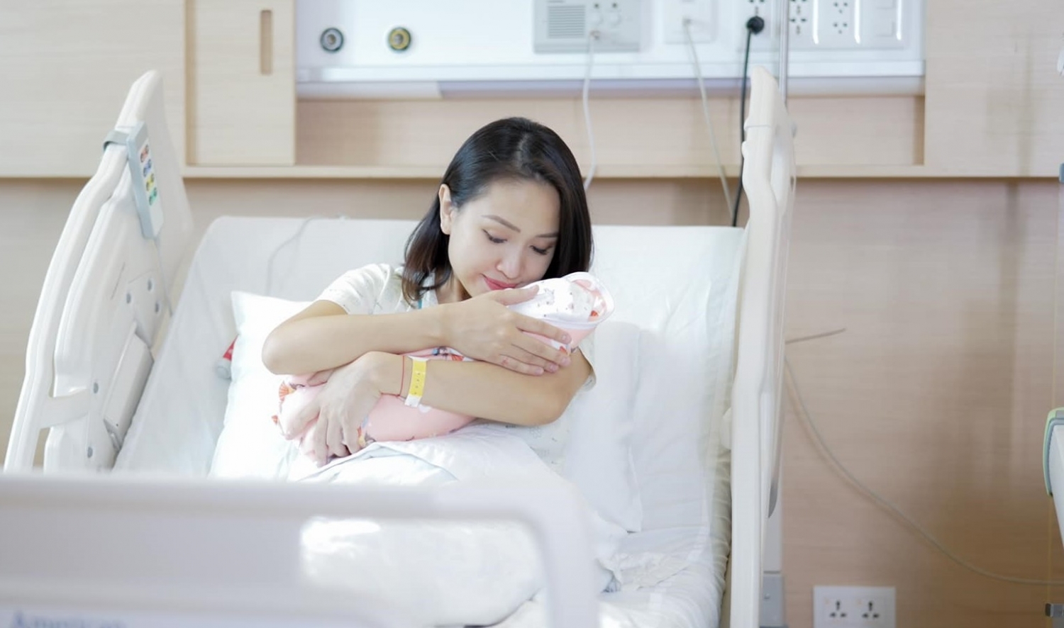 Sao Việt hôm nay 26/5: Hương Giang "lộng lẫy" tại thảm đỏ Cannes