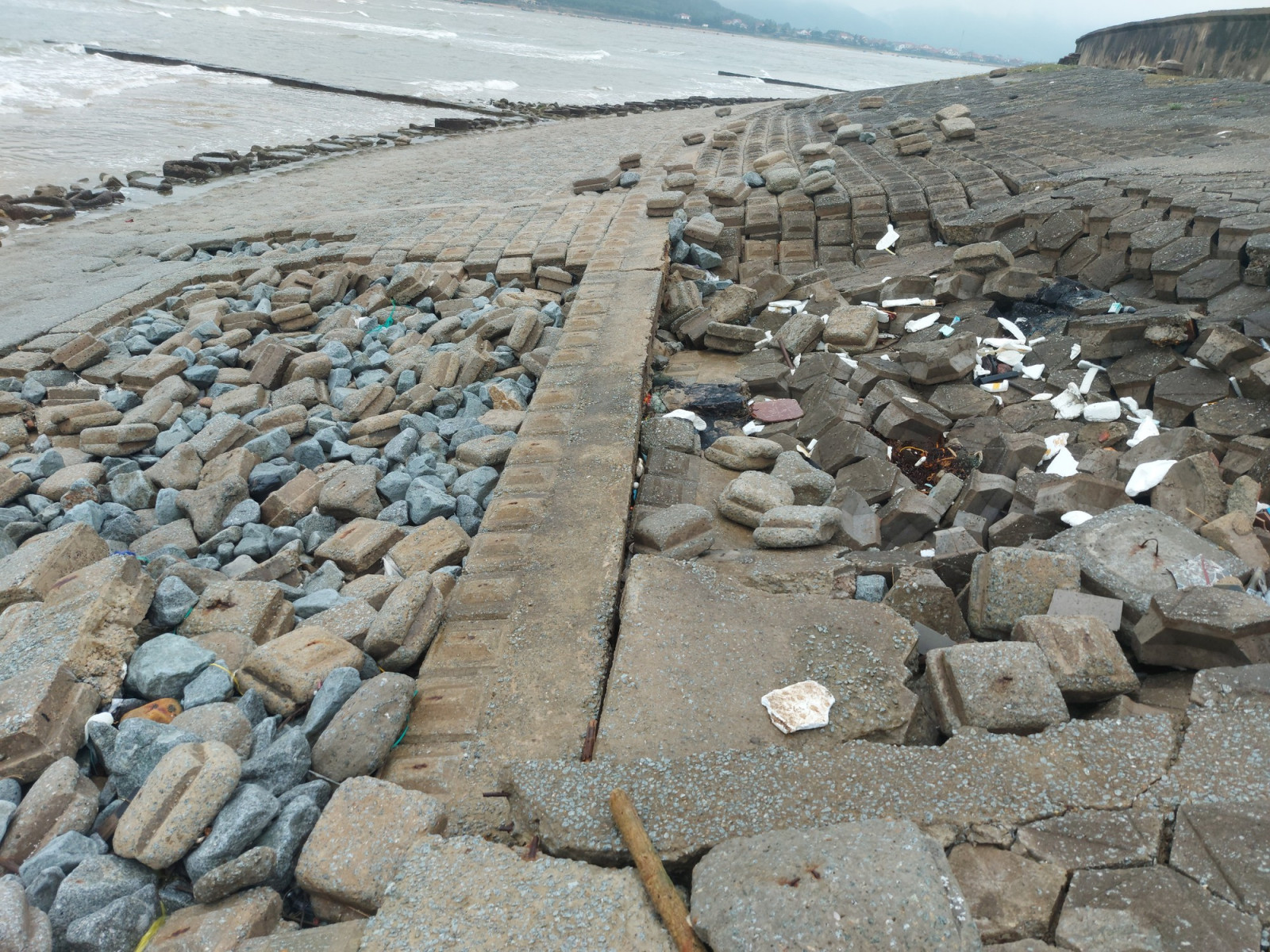 Hà Tĩnh: Chịu tác động mạnh của hiệu ứng biến đổi khí hậu, kè biển Cẩm Nhượng bị sạt lở nghiêm trọng