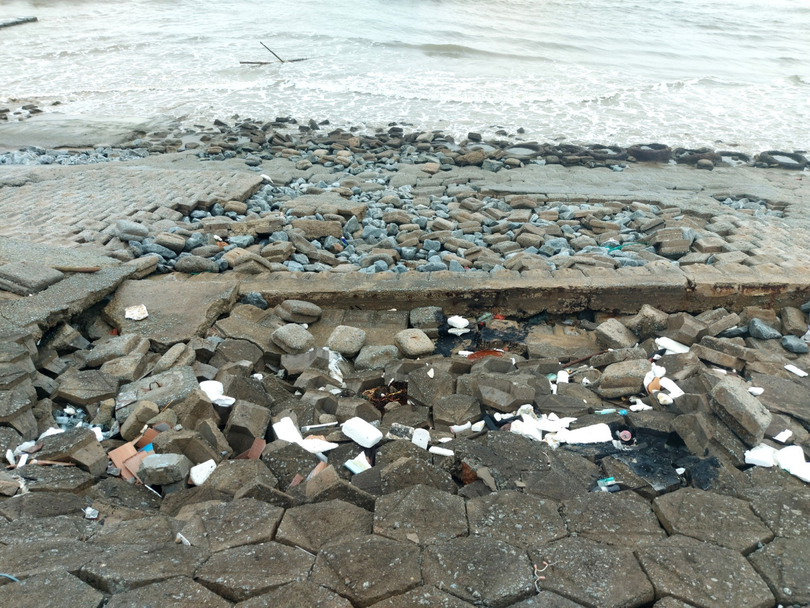 Hà Tĩnh: Chịu tác động mạnh của hiệu ứng biến đổi khí hậu, kè biển Cẩm Nhượng bị sạt lở nghiêm trọng