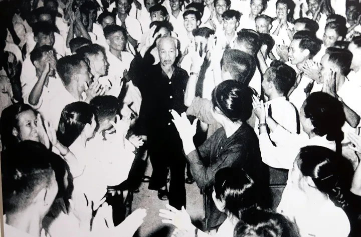 Chủ tịch Hồ Chí Minh nói chuyện tại Hội nghị Tập huấn cán bộ Công đoàn khối xí nghiệp tại Trường Cán bộ Công đoàn (nay là trường Đại học Công đoàn), năm 1957. Ảnh chụp tư liệu. Chủ tịch Hồ Chí Minh nói chuyện tại Hội nghị Tập huấn cán bộ Công đoàn khối xí nghiệp tại Trường Cán bộ Công đoàn (nay là trường Đại học Công đoàn), năm 1957. Ảnh chụp tư liệu.