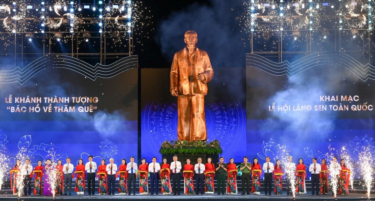 Tổng Bí thư Tô Lâm cùng các đồng chí lãnh đạo Đảng, Nhà nước cắt băng khánh thành Tượng “Bác Hồ về thăm quê”. Tổng Bí thư Tô Lâm cùng các đồng chí lãnh đạo Đảng, Nhà nước cắt băng khánh thành Tượng “Bác Hồ về thăm quê”.