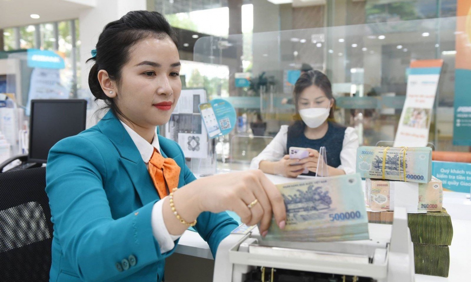 Điểm tin ngân hàng ngày 28/5: Tín dụng tăng tốc, lãi suất huy động dự báo leo thang cuối năm Điểm tin ngân hàng ngày 28/5: Tín dụng tăng tốc, lãi suất huy động dự báo leo thang cuối năm