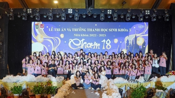 Chạm 18: Lễ tri ân và trưởng thành của học sinh Chuyên KHXH&NV trở lại với nhiều cảm xúc