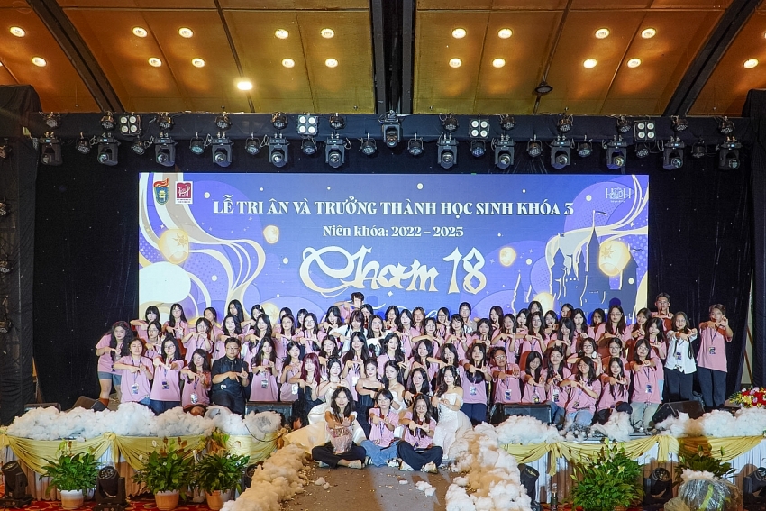 Chạm 18: Lễ tri ân và trưởng thành của học sinh Chuyên KHXH&amp;NV trở lại với nhiều cảm xúc