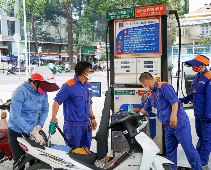Giá xăng dầu hôm nay 15/5: Đồng loạt hạ nhiệt, RON95 lùi sát mốc 24.000 đồng/lít