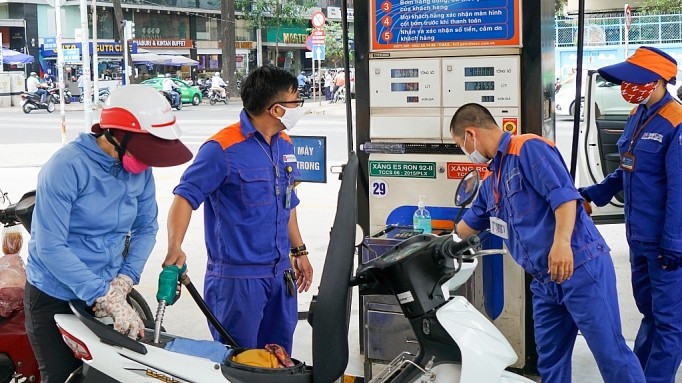 Giá xăng dầu hôm nay 15/5: Đồng loạt hạ nhiệt, RON95 lùi sát mốc 24.000 đồng/lít